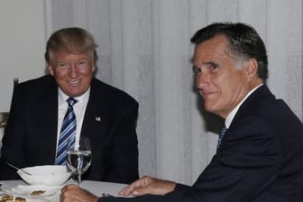 Vor rund zwei Jahren noch im freundlichen Gespräch: Donald Trump und sein innerparteilicher Kritiker Mitt Romney.