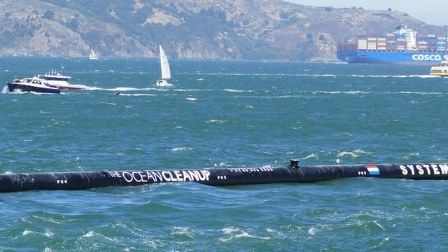 Nach weniger als drei Monaten im Pazifik muss der Plastikmüll-Fänger "The Ocean Cleanup" beschädigt wieder an Land geschleppt werden. Nach weniger als drei Monaten im Pazifik muss der Plastikmüll-Fänger "The Ocean Cleanup" beschädigt wieder an Land geschleppt werden.