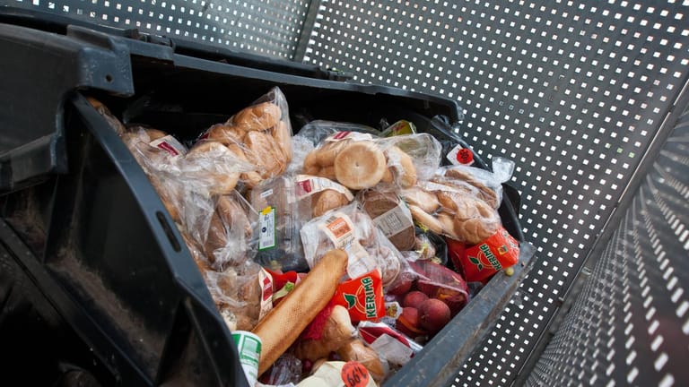 Lebensmittel in der Mülltonne (Symbolbild): In Tschechien müssen Supermärkte unverkäufliche Lebensmittel an Hilfsorganisationen abgeben.