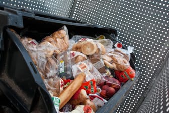 Lebensmittel in der Mülltonne (Symbolbild): In Tschechien müssen Supermärkte unverkäufliche Lebensmittel an Hilfsorganisationen abgeben.
