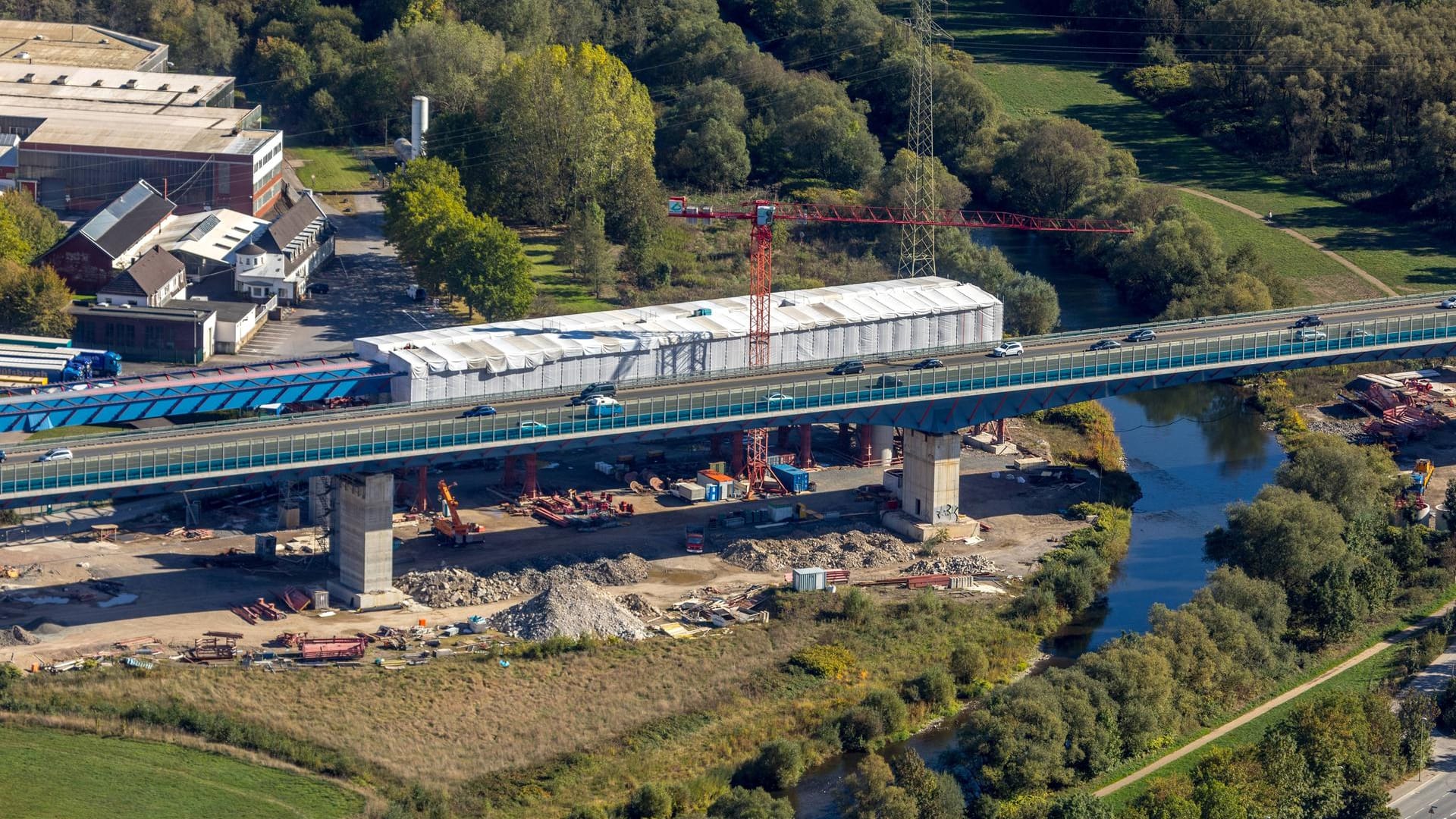 Ein Luftbild der Baustelle an der Lennetalbrücke: Für den Neubau müssen schwere Teile bewegt werden. Aus Sicherheitsgründen wird deshalb die Dolomitstraße gesperrt.