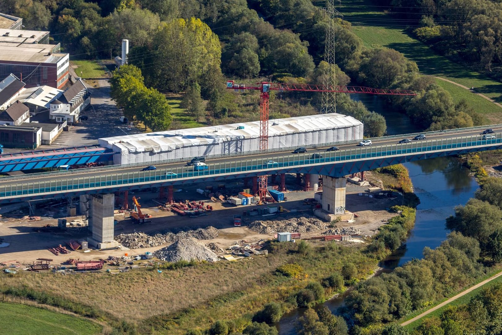 Ein Luftbild der Baustelle an der Lennetalbrücke: Für den Neubau müssen schwere Teile bewegt werden. Aus Sicherheitsgründen wird deshalb die Dolomitstraße gesperrt.