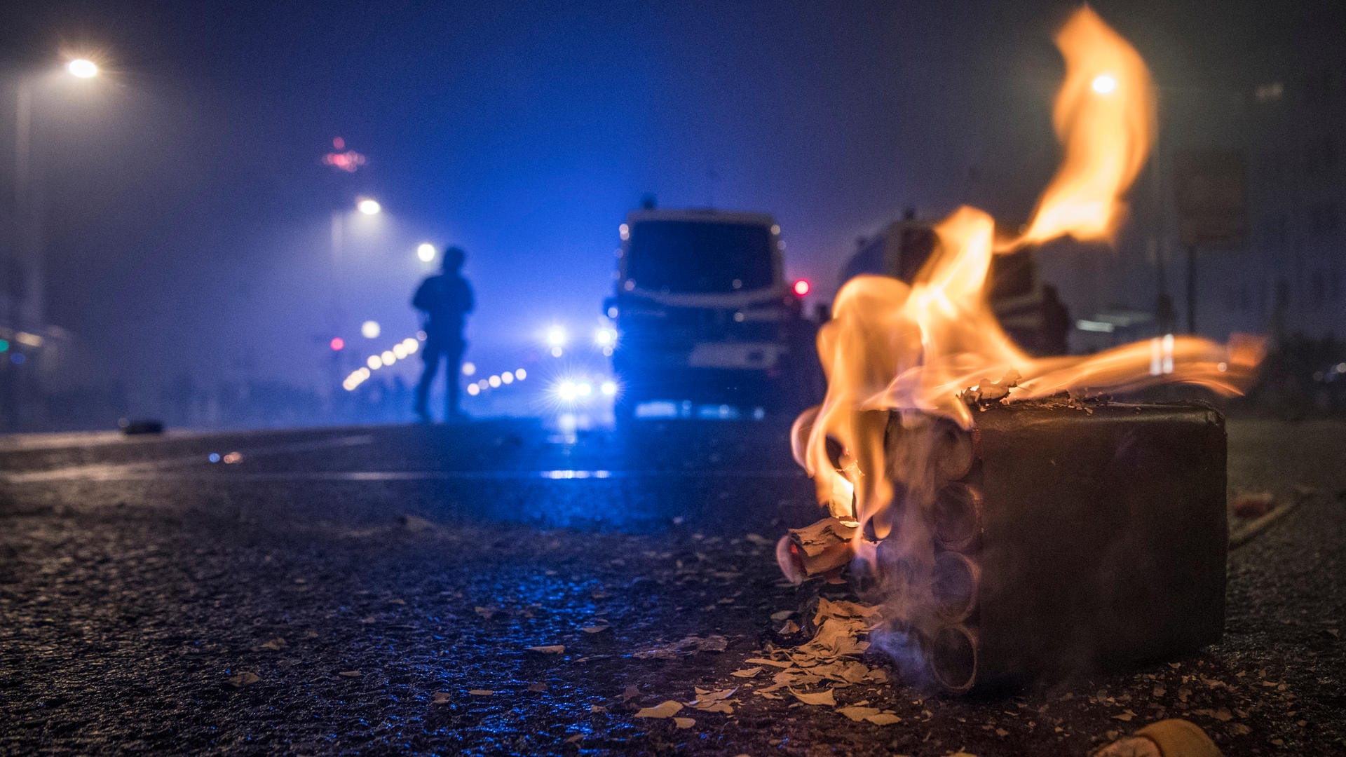 Ein brennender Silvesterböller in Frankfurt: Nahe Kiel ist eine Mutter vermutlich von einem illegalen Sprengkörper tödlich verwundet worden.