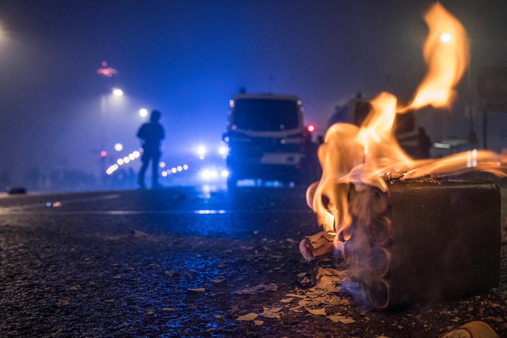 Ein brennender Silvesterböller in Frankfurt: Nahe Kiel ist eine Mutter vermutlich von einem illegalen Sprengkörper tödlich verwundet worden.