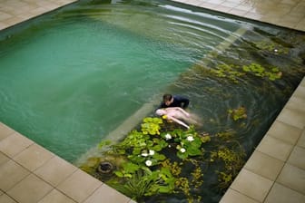Roman Seliger (Ken Duken, r) findet im Swimmingpool die nackte Leiche seiner Nachbarin Katharina Läufer (Siri Nase).
