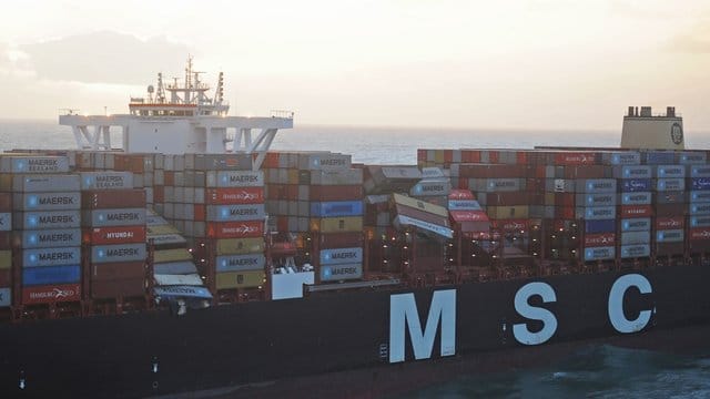 Die Luftaufnahme aus einem Überwachungsflugzeug des Havariekommandos zeigt das Containerschiff MSC ZOE, das im Sturm bis zu 270 Container verloren hat.