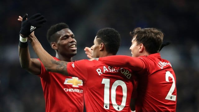 Marcus Rashford (M) von Manchester United feiert das zweite Tor seiner Mannschaft gegen Newcastle mit seinen Teamkollegen.