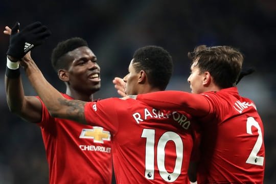 Marcus Rashford (M) von Manchester United feiert das zweite Tor seiner Mannschaft gegen Newcastle mit seinen Teamkollegen.