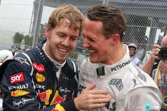 Sebastian Vettel (l) feierte 2012 mit Michael Schumacher in Brasilien seinen dritten Weltmeistertitel in Folge.