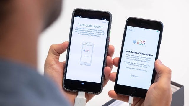 Android links, iOS rechts, dazwischen ein Datenübertragungskabel: Einen Großteil des Umzugs von Android zu iOS bekommt man mit Apples "Move to iOS"-App und einem Übertragungskabel in Minuten erledigt.