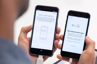 Android links, iOS rechts, dazwischen ein Datenübertragungskabel: Einen Großteil des Umzugs von Android zu iOS bekommt man mit Apples "Move to iOS"-App und einem Übertragungskabel in Minuten erledigt.