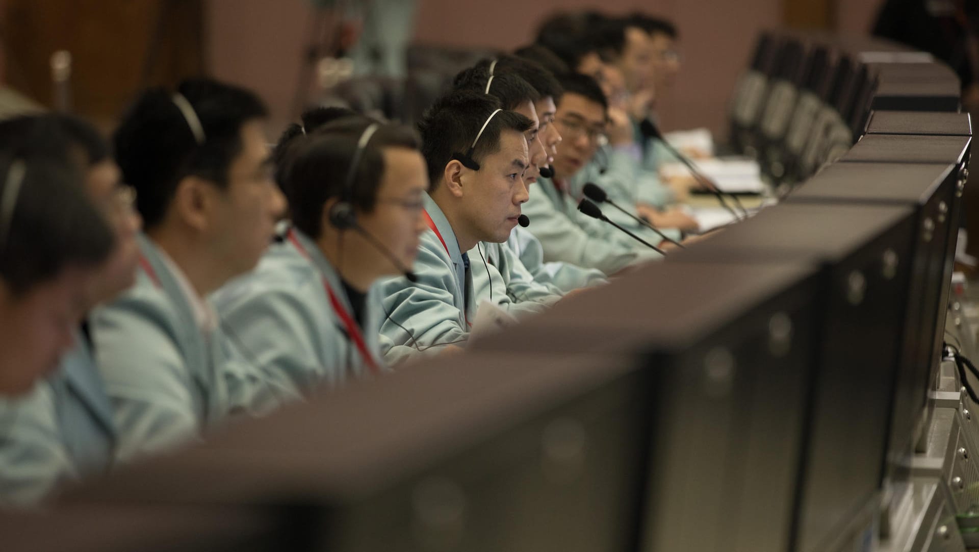 Techniker im Beijing Aerospace Control Center in Peking: Erstmals in der Geschichte ist eine Raumsonde auf der Rückseite des Mondes gelandet.