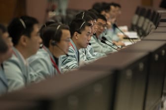 Techniker im Beijing Aerospace Control Center in Peking: Erstmals in der Geschichte ist eine Raumsonde auf der Rückseite des Mondes gelandet.