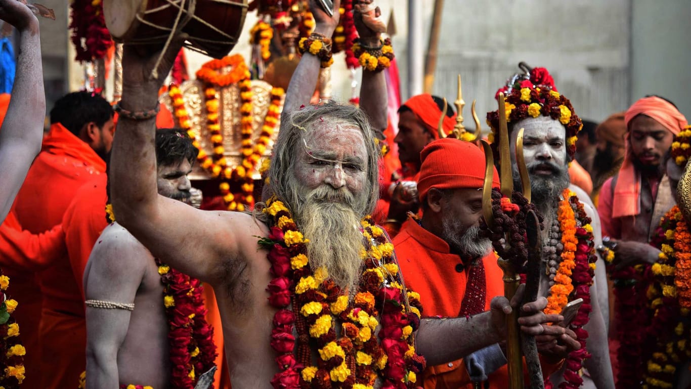 Mönche feiern das hinduistische Fest Kumbh Mela: Konservative Hindus protestieren in Indien gegen Frauen in ihren Tempeln. Mindestens ein Mensch kam ums Leben.