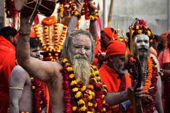 Mönche feiern das hinduistische Fest Kumbh Mela: Konservative Hindus protestieren in Indien gegen Frauen in ihren Tempeln. Mindestens ein Mensch kam ums Leben.