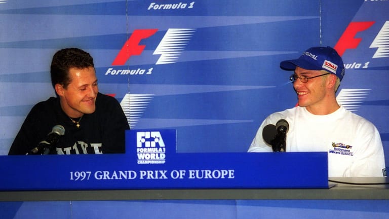 Große Rivalen: Michael Schumacher (l.) und Jacques Villeneuve, hier im Jahr 1997, kämpften mehrfach erbittert um den WM-Titel.