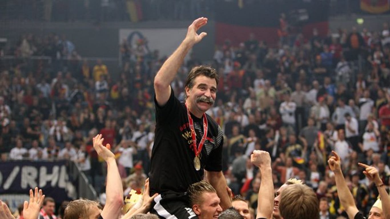 Nach dem WM-Triumph von 2007 wird Bundestrainer Heiner Brand von den Spielern durch die Halle getragen.