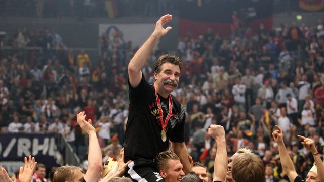 Nach dem WM-Triumph von 2007 wird Bundestrainer Heiner Brand von den Spielern durch die Halle getragen.