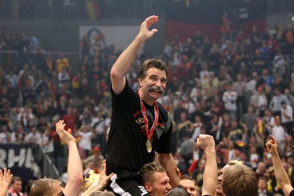 Nach dem WM-Triumph von 2007 wird Bundestrainer Heiner Brand von den Spielern durch die Halle getragen.