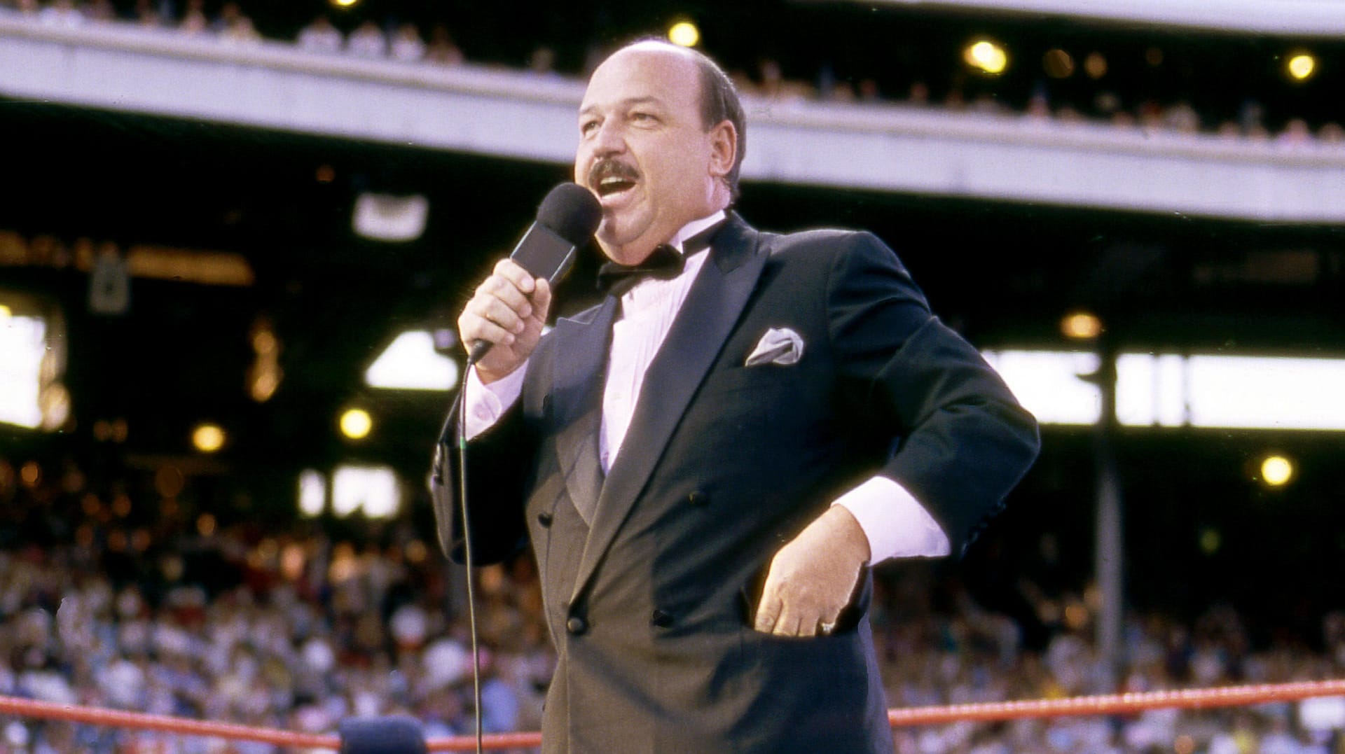 Kult-Moderator in Action: Gene Okerlund bei einem Wrestling-Event 1988.