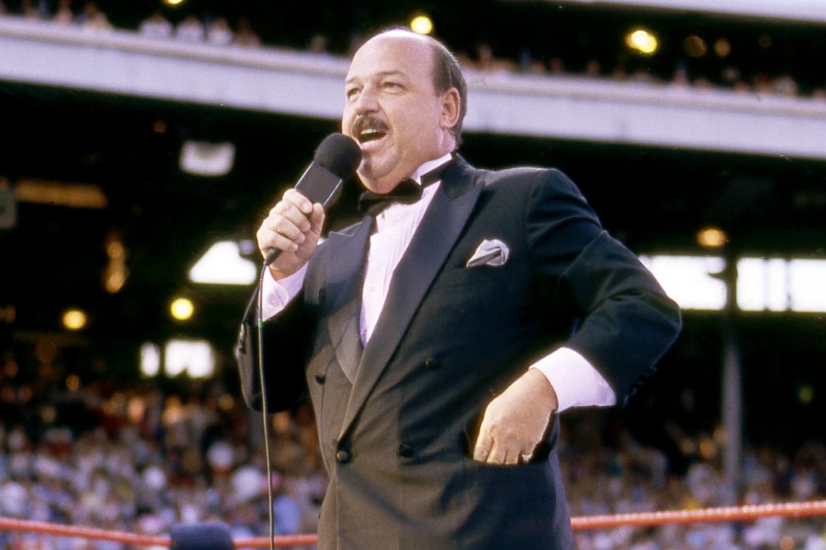 Kult-Moderator in Action: Gene Okerlund bei einem Wrestling-Event 1988.