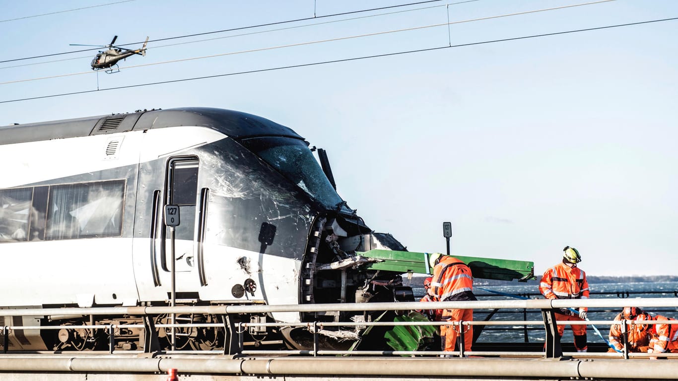 Der beschädigte Personenzug auf der Brücke über den Großen Belt: Bei einem schweren Zugunglück in Dänemark sind acht Menschen ums Leben gekommen.