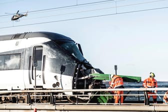 Der beschädigte Personenzug auf der Brücke über den Großen Belt: Bei einem schweren Zugunglück in Dänemark sind acht Menschen ums Leben gekommen.