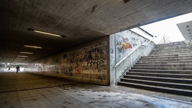 Eine Straßenunterführung nahe dem Bahnhof in der Innenstadt von Amberg. Eine Straßenunterführung nahe dem Bahnhof in der Innenstadt von Amberg.