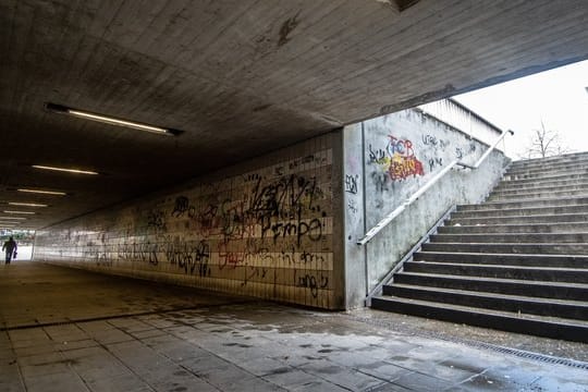 Eine Straßenunterführung nahe dem Bahnhof in der Innenstadt von Amberg.