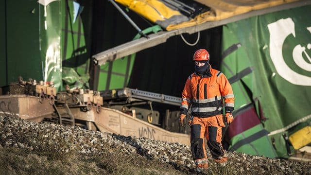 Eine Rettungskraft arbeitet an der Unfallstelle auf der Storbæltbrücke. Eine Rettungskraft arbeitet an der Unfallstelle auf der Storbæltbrücke.