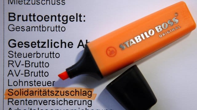 Wie sehr sind die Bürger bereit, für öffentliche Leistungen Steuern und Abgaben zu akzeptieren? In Deutschland stärker als in den meisten anderen Staaten. Wie sehr sind die Bürger bereit, für öffentliche Leistungen Steuern und Abgaben zu akzeptieren? In Deutschland stärker als in den meisten anderen Staaten.
