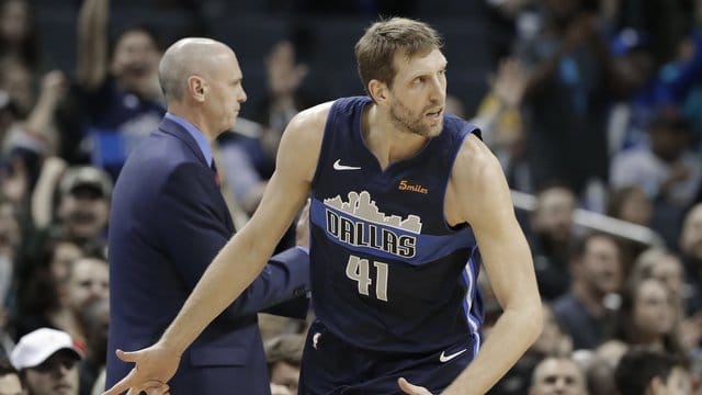 Dirk Nowitzki von den Dallas Mavericks freut sich über einen gelungenen Drei-Punkte-Wurf.