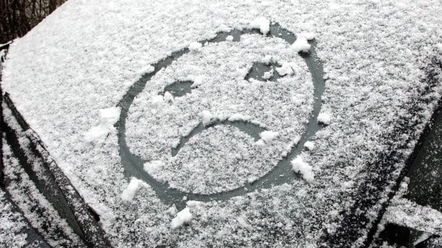Im Winter sollte man die Frontscheibe vor dem Abstellen noch einmal reinigen.