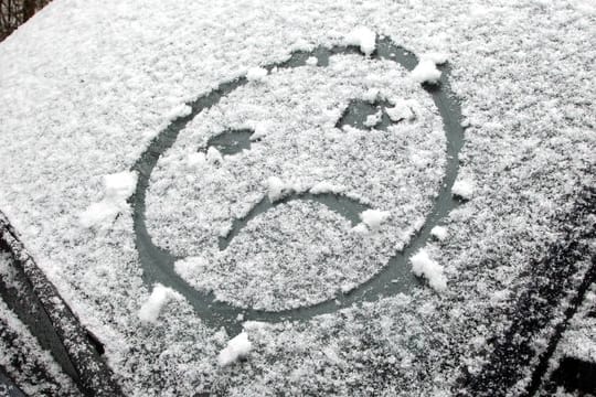Im Winter sollte man die Frontscheibe vor dem Abstellen noch einmal reinigen.