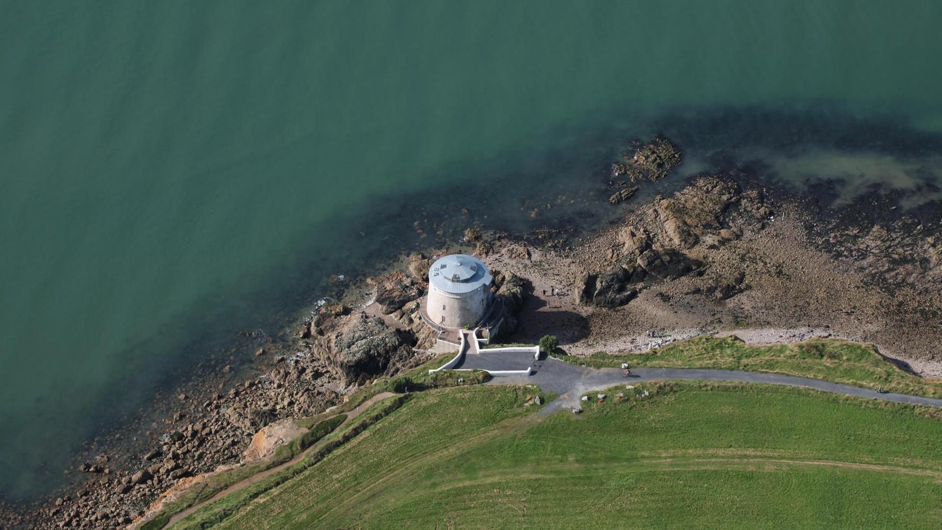 Der Martello Tower von oben: Hier können Urlauber Irlands Küsten entdecken.