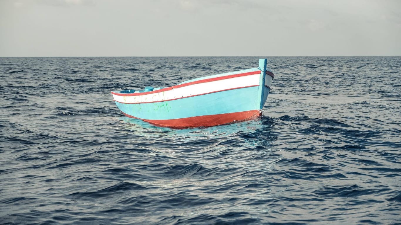 Ein leeres Boot treibt auf dem Mittelmeer: Tausende Flüchtlinge kamen bei dem Versuch das Mittelmeer zu überqueren ums Leben.