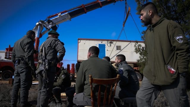 Israelische Sicherheitskräfte entfernen einen Wohnwagen aus dem Siedlungsvorposten Amona im Westjordanland. Israelische Sicherheitskräfte entfernen einen Wohnwagen aus dem Siedlungsvorposten Amona im Westjordanland.