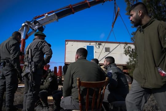 Israelische Sicherheitskräfte entfernen einen Wohnwagen aus dem Siedlungsvorposten Amona im Westjordanland.