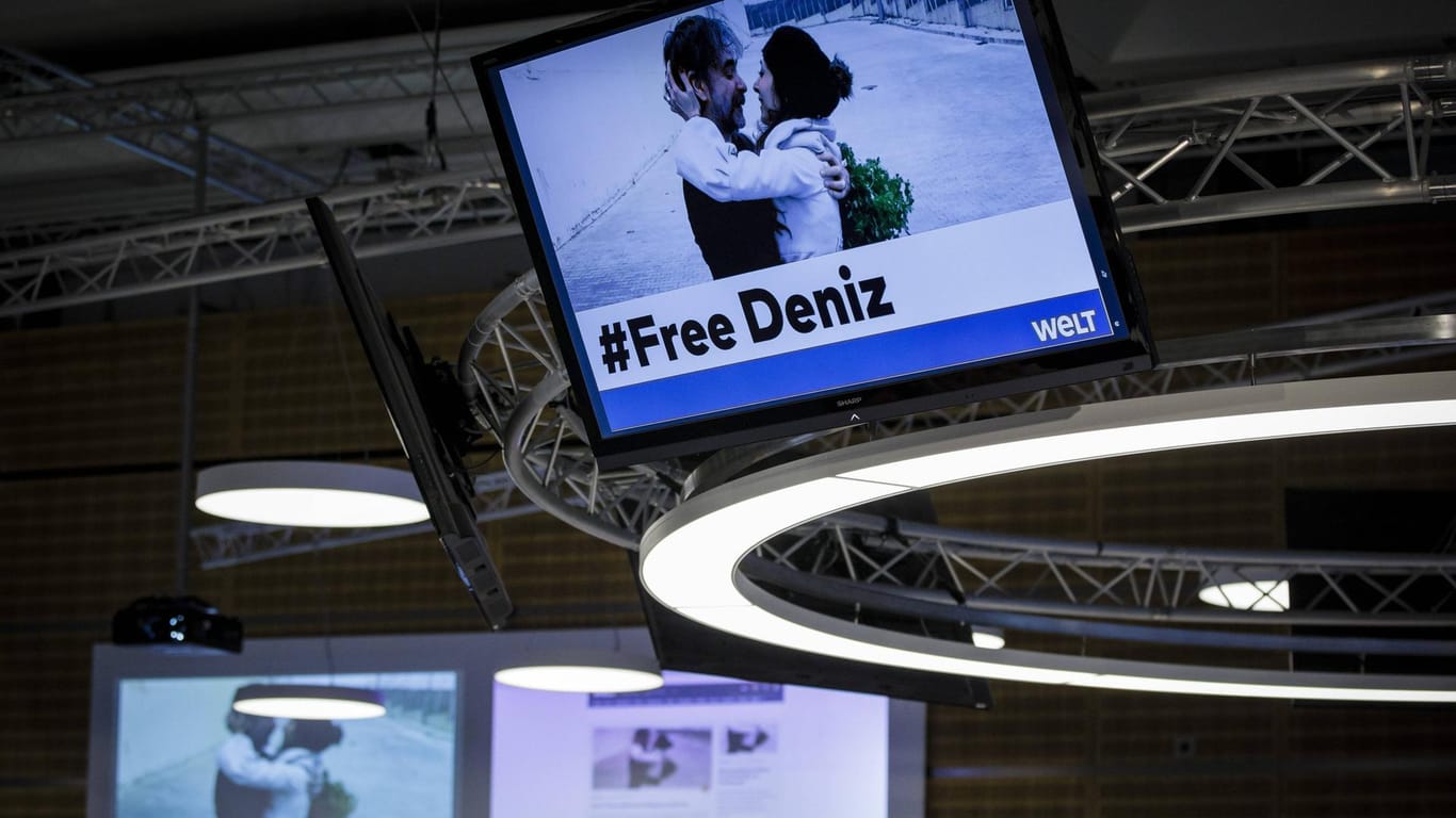Eine Kampagne zur Freilassung von Deniz Yücel: Der deutsche Journalist saß lange in türkischer Haft, weil er als harter Kritiker gilt.