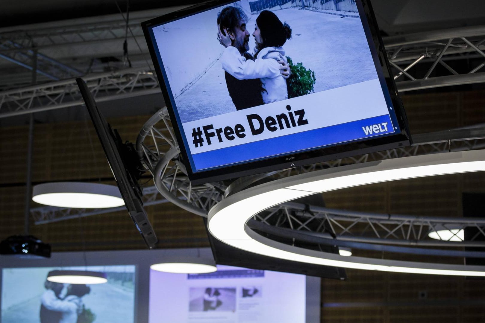 Eine Kampagne zur Freilassung von Deniz Yücel: Der deutsche Journalist saß lange in türkischer Haft, weil er als harter Kritiker gilt.
