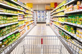 Einkaufswagen: Im Supermarkt stoßen Verbraucher immer öfter auf sogenannte Mogelpackungen.