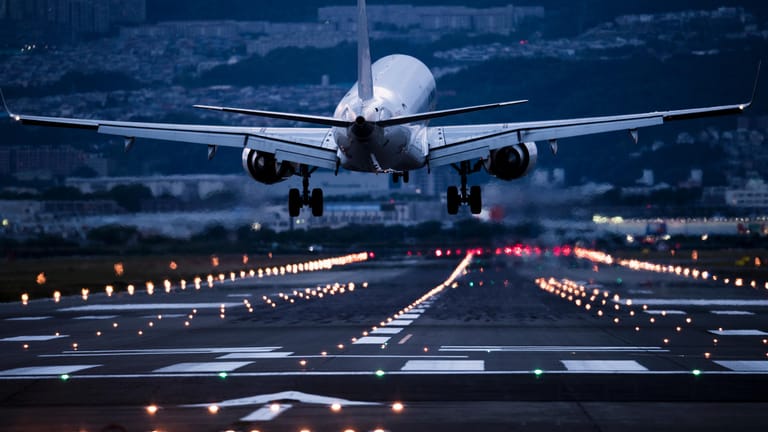 Flugzeug: Unfallforscher haben die Sicherheit der 100 größten Fluglinien untersucht.