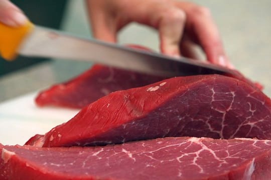 Rindfleisch wird geschnitten.