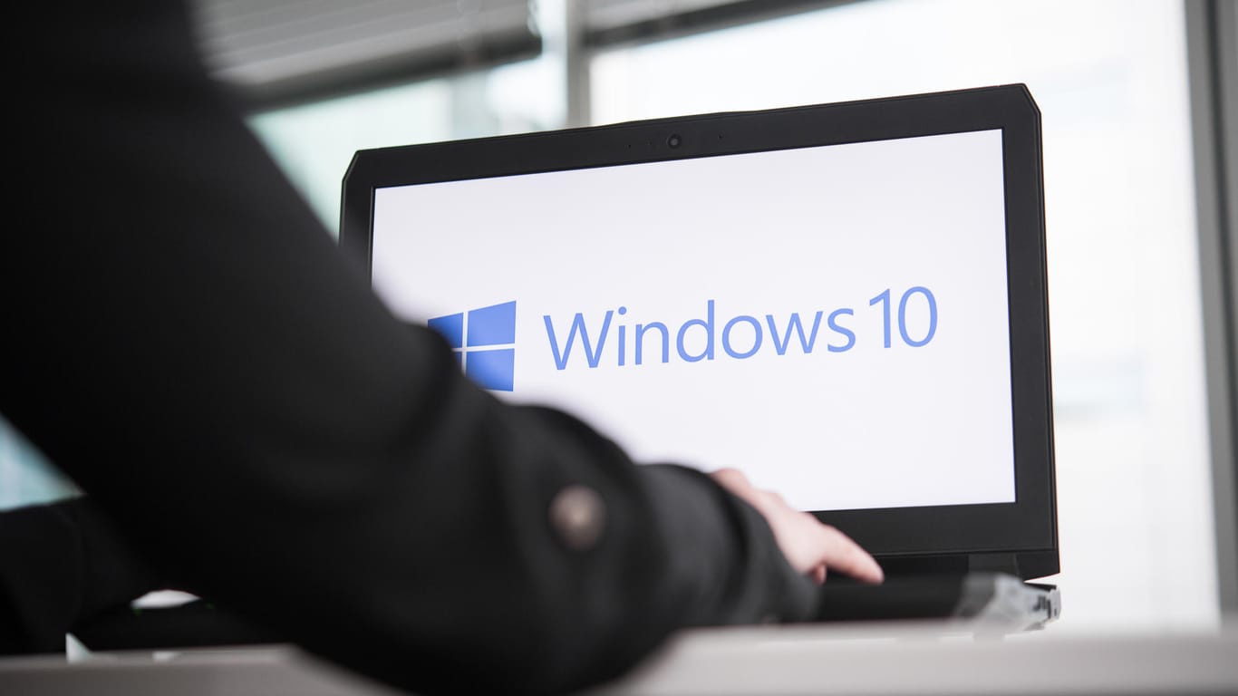 Ein Rechner mit der Aufschrift "Windows 10": Das Oktober-2018-Update macht einigen Nutzern Probleme.