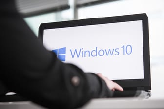 Ein Rechner mit der Aufschrift "Windows 10": Das Oktober-2018-Update macht einigen Nutzern Probleme.