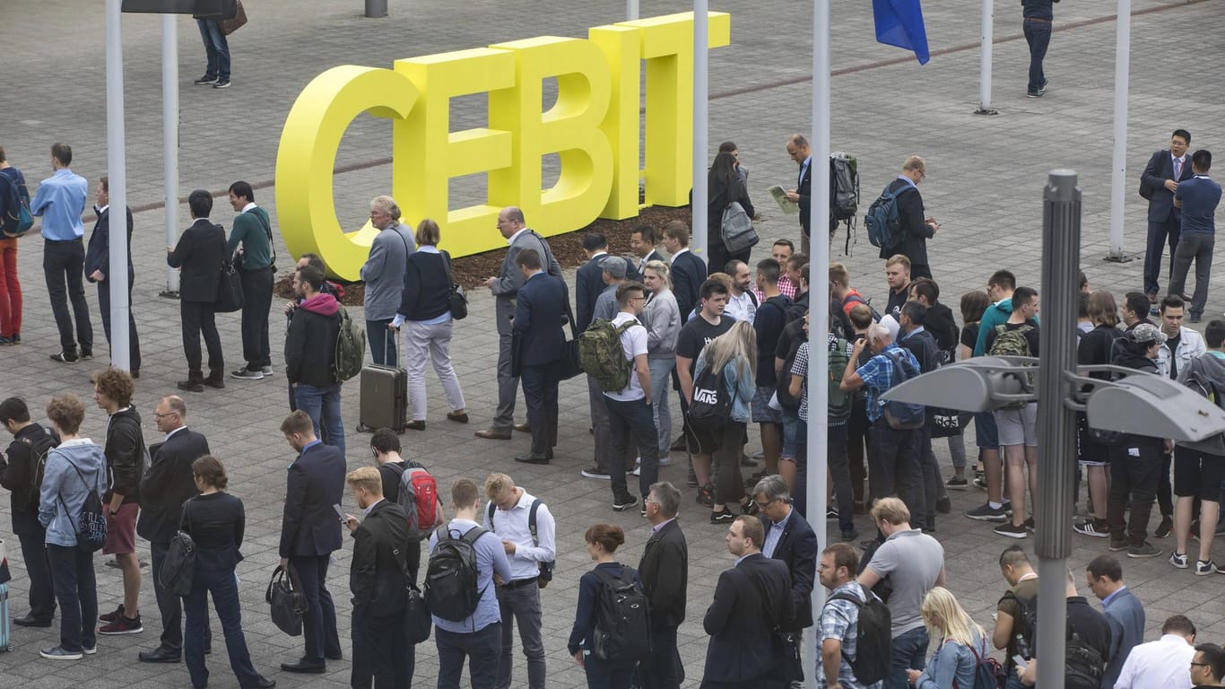 Warteschlangen vor dem Eingang zur Cebit 2018 (Symbolbild): Nach dem Aus in Hannover versucht die Deutsche Messe, ihre Computershow im Ausland zu etablieren.