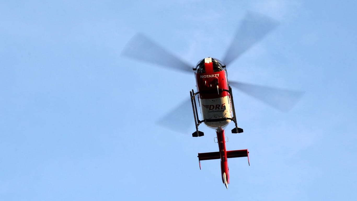 Ein Rettungshubschrauber im Einsatz: Eine 23-jährige Frau und ein Kleinkind wurden nach einem Unfall mit einem Hubschrauber in ein Krankenhaus gebracht.