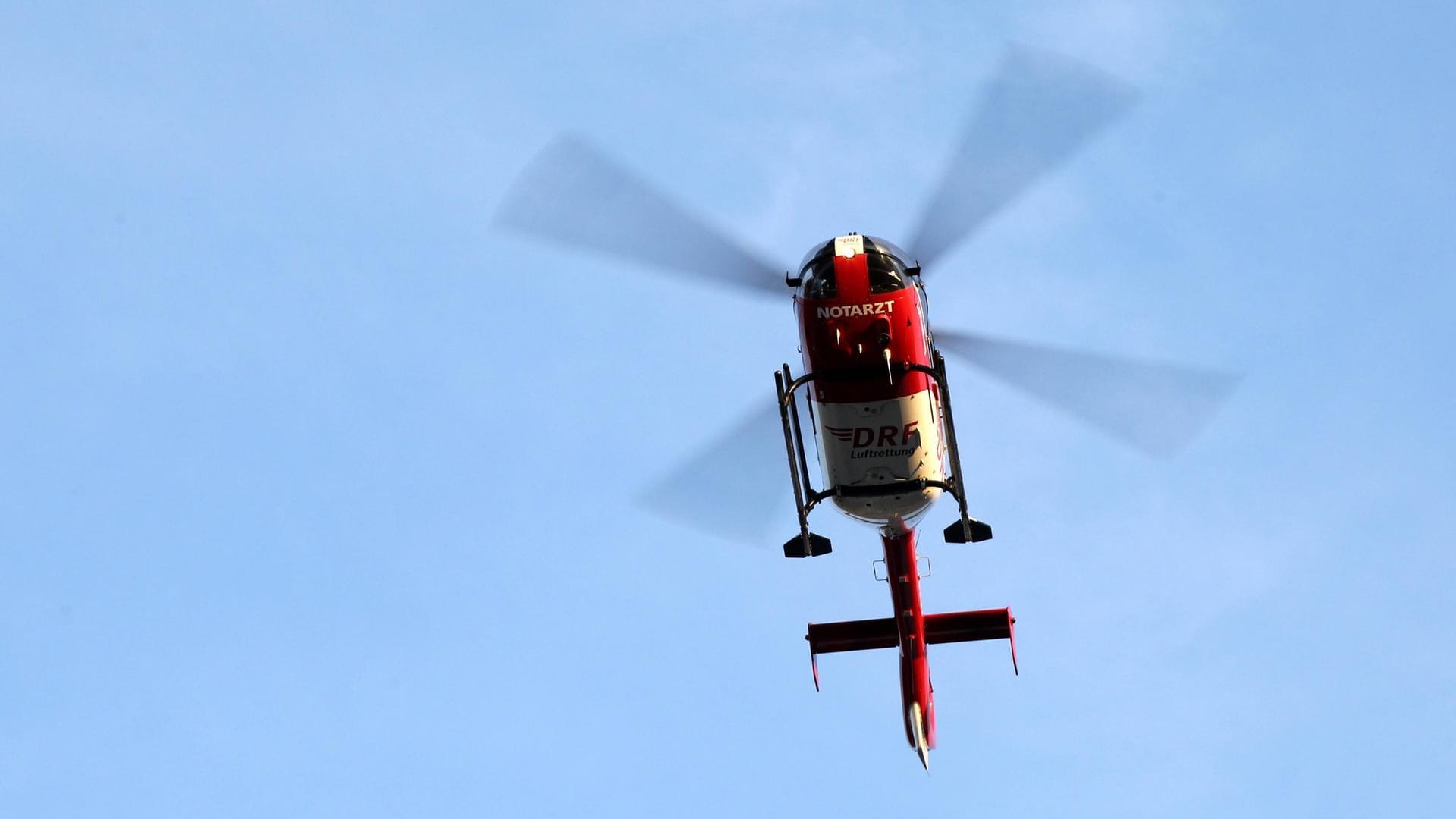 Ein Rettungshubschrauber im Einsatz: Eine 23-jährige Frau und ein Kleinkind wurden nach einem Unfall mit einem Hubschrauber in ein Krankenhaus gebracht. Ein Rettungshubschrauber im Einsatz: Eine 23-jährige Frau und ein Kleinkind wurden nach einem Unfall mit einem Hubschrauber in ein Krankenhaus gebracht.