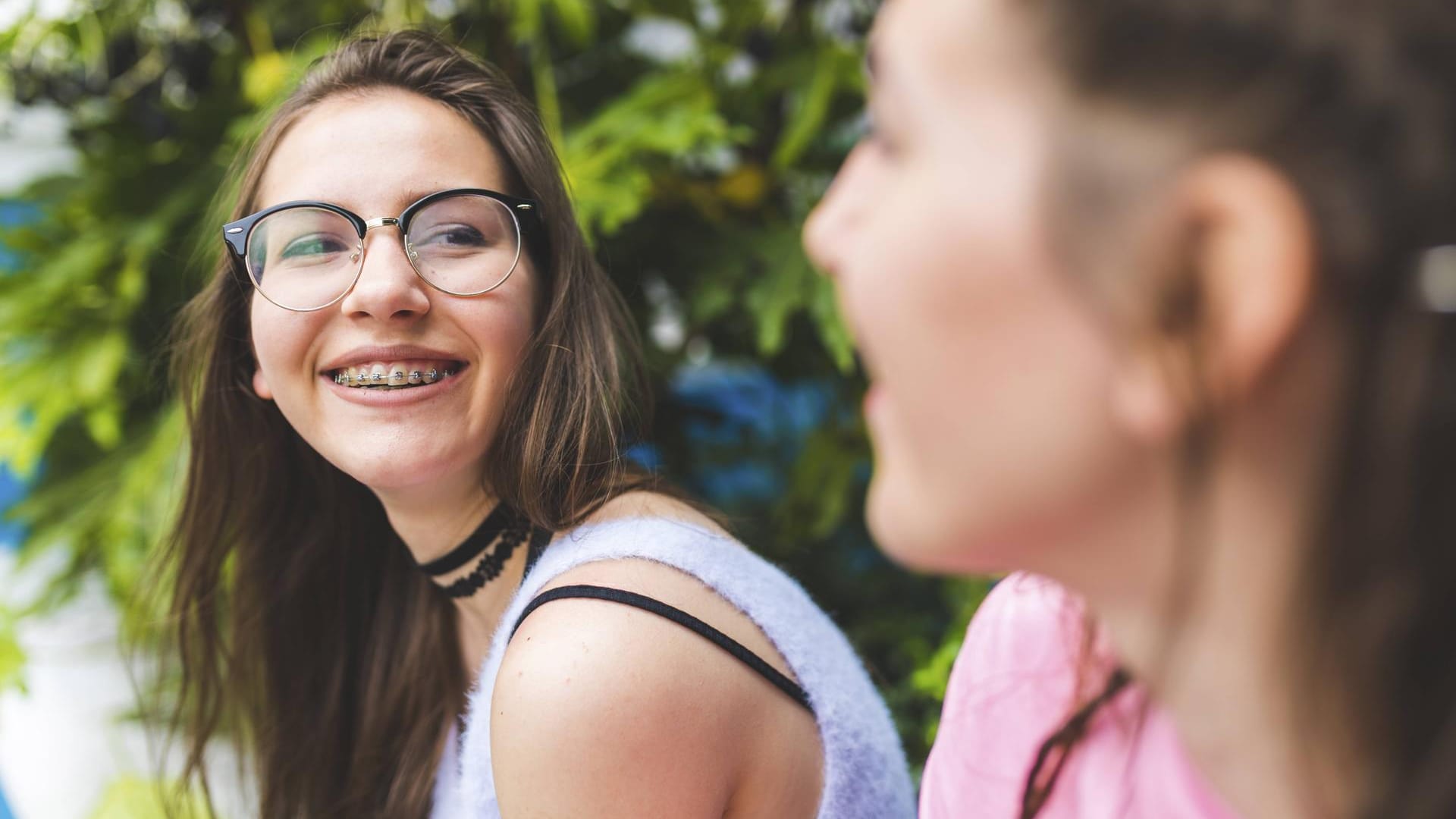 Mädchen mit Zahnspange: Ein Gutachten des Berliner IGES-Instituts zweifelt am Nutzen von Zahnspangen – trotz positives Effekts auf Zahnstellung und Lebensqualität der Patienten.