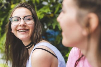 Mädchen mit Zahnspange: Ein Gutachten des Berliner IGES-Instituts zweifelt am Nutzen von Zahnspangen – trotz positives Effekts auf Zahnstellung und Lebensqualität der Patienten.